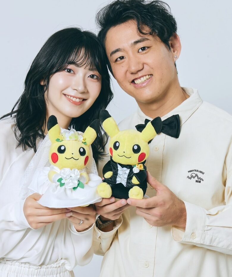 西岡良仁と檜山沙耶の結婚報告2ショット写真。ポケモンを持っている。